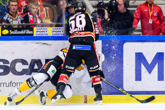 Luleås Jonathan Sigalet tacklar Skellefteås Jimmie