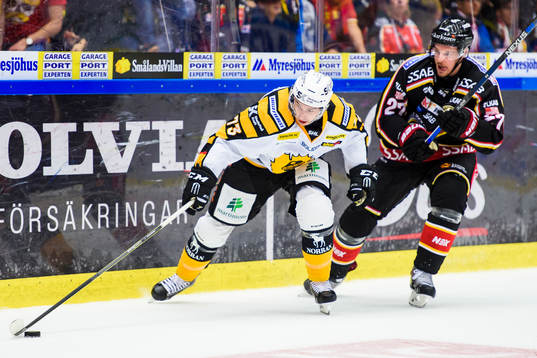 Skellefteås Terry Broadhurst jagas av Luleås Brendan