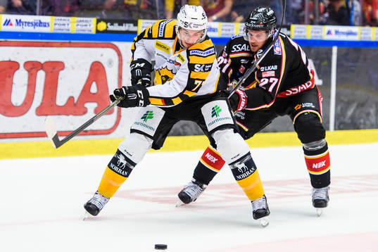 Skellefteås Terry Broadhurst jagas av Luleås Brendan