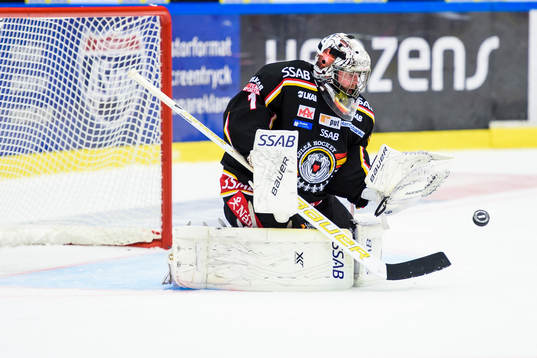 Luleås målvakt Daniel Larsson räddar ett skott