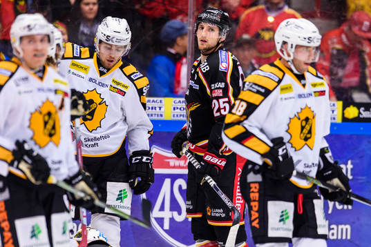 Luleås Anton Hedman omgiven av Skellefteå spelare