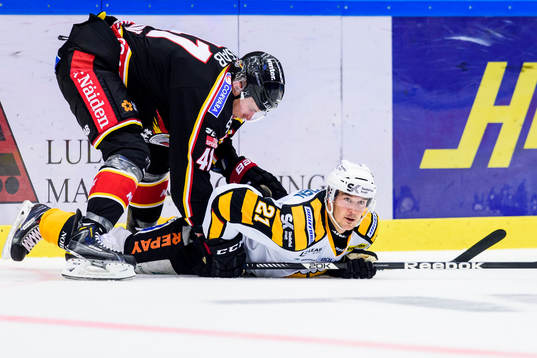 Luleås Ilari Melart trycker ner Skellefteås Jimmie