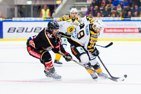Luleås Jonathan Sigalet jagar Skellefteås Andrew Calof