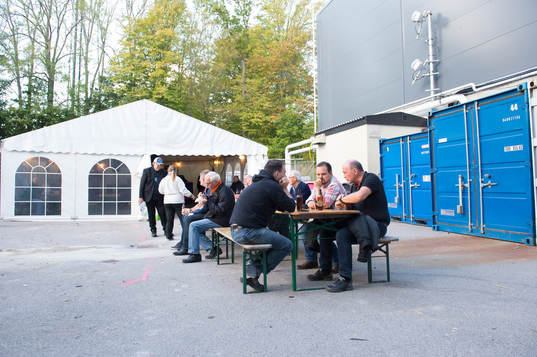 Ett partytält utanför ABB Arena innan ishockeymatchen i