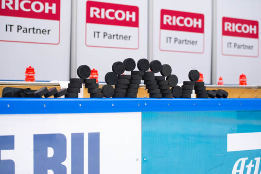 Puckar innan ishockeymatchen i SHL mellan Karlskrona och