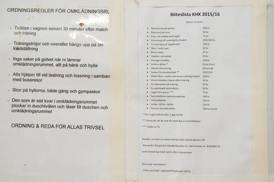 ett papper med regler i Karlskronas omklädningsrum innan