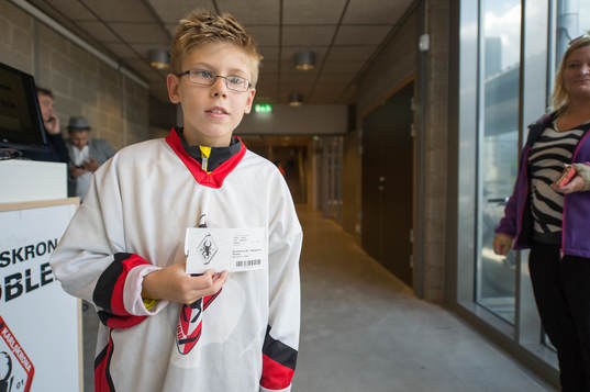 En kille med biljett