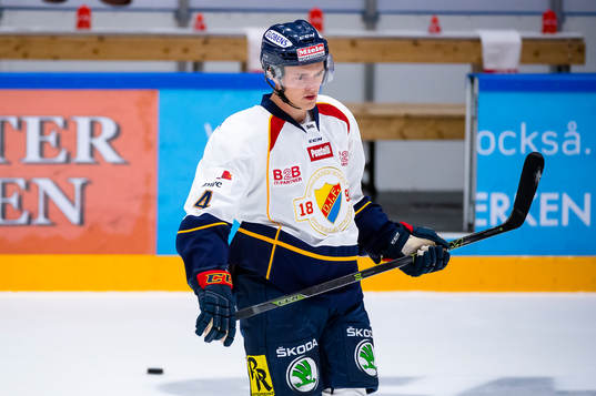 Djurgårdens Marcus Högström värmer upp innan