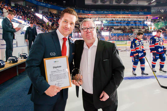 Expressens Alf Karlsson delar ut priset för Årets