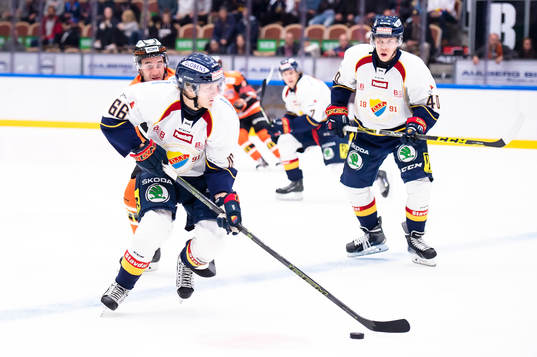 Djurgårdens Marcus Sörensen med pucken
