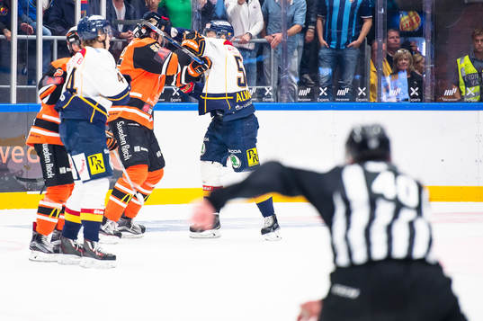 Ett slagsmål med Karlskronas Julien Brouillette utbryter