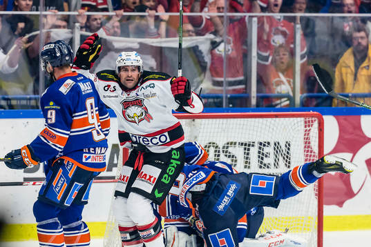 Malmö Redhawks Kent McDonell jublar