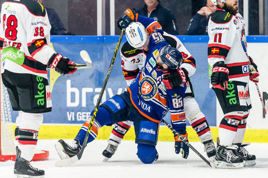 Kamp mellan Malmö Redhawks Jens Olsson och Växjös Liam