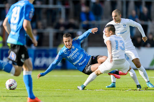 Halmstads Matthew Rusike och Malmös Victor Yoshimar Yotun