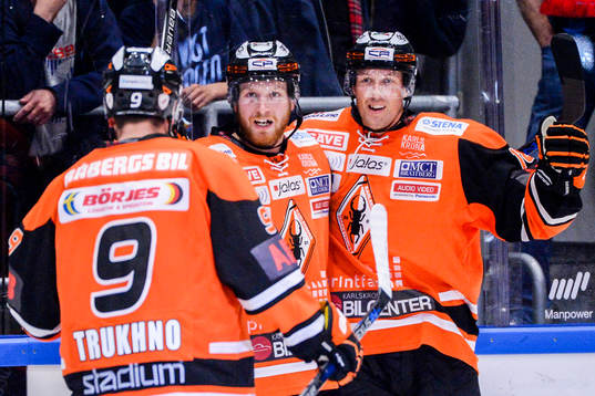 Karlskronas Joachim Rohdin, i mitten, jublar