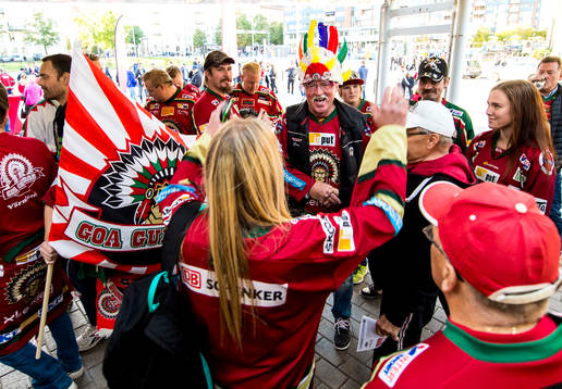 Frölundasupportrar innan ishockeymatchen i SHL mellan
