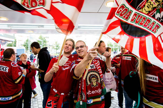 Frölundasupportrar innan ishockeymatchen i SHL mellan