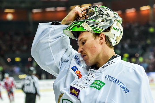 Färjestads målvakt Justin Pogge byts in