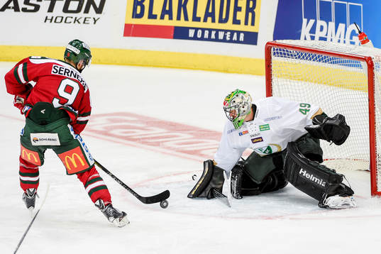 Frölundas Spencer Abbott och Färjestads målvakt Justin