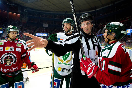 Frölundas Patrik Carlsson och Ryan Lasch samt Färjestads