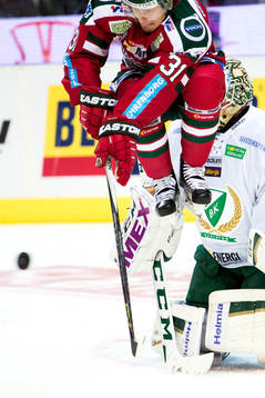 Frölundas Nicklas Lasu försöker undvika pucken framför