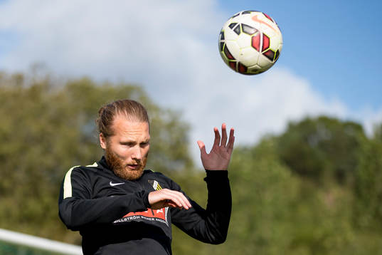Häckens Emil Wahlström nickar
