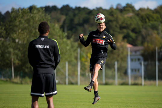 Häckens Paulo De Oliveira nickar till Nasiru Mohammed