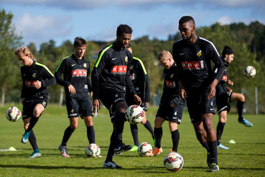 Häckens Mohammed Abubakari med boll i mitten, t.v. Tefu