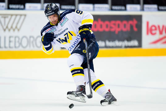 s Björn Melin med pucken