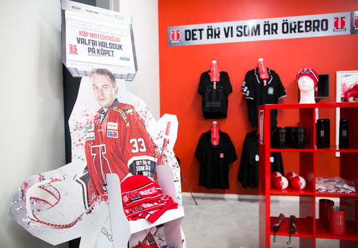 Örebros målvakt Julius Hudacek på bild i souvenirbutiken