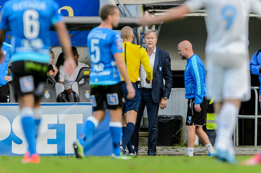 Malmös tränare Åge Hareide blir tillsagd av domare