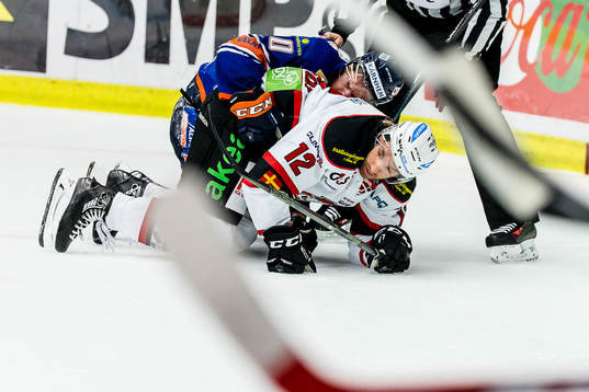 Gruff mellan Växjös Richard Gynge och Malmö Redhawks
