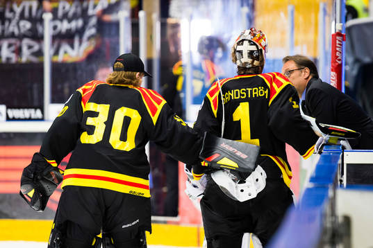 Brynäs målvakt John Morelius gratulerar Brynäs målvakt