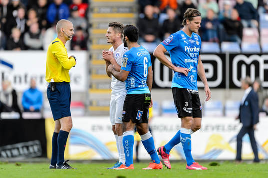 Malmös Markus Rosenberg samtalar med domare Michael