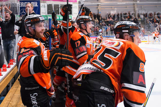 Karlskronas Mattias Guter (tv) jublar med Karlskronas  lag