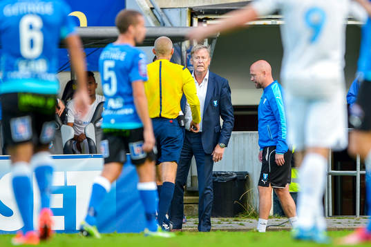 Malmös tränare Åge Hareide i samtal med domaren