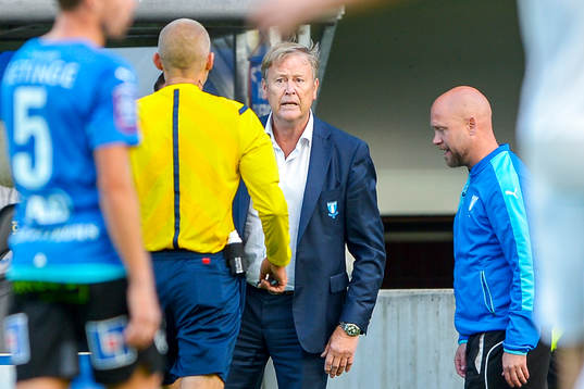 Malmös tränare Åge Hareide i samtal med domaren