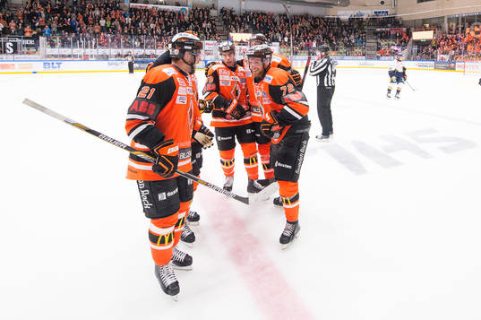 Karlskronas Riley Holzapfel har gjort 4-2 och jublar