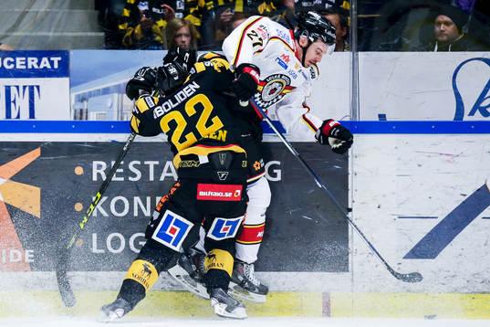 Skellefteås Janne Pesonen tacklar Luleås Brendan Mikkelson
