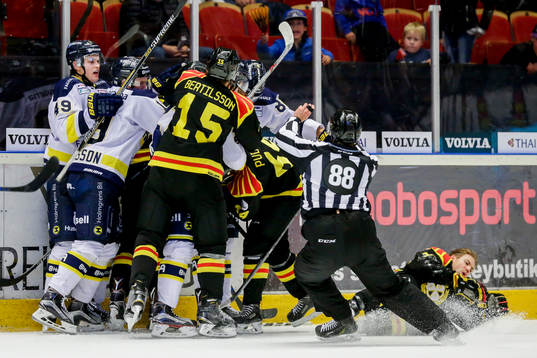 s Kevin Stenlund cross-checking på Brynäs Anton Rödin