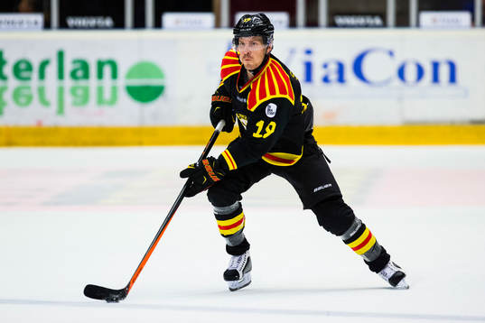 Brynäs Anssi Salmela med pucken