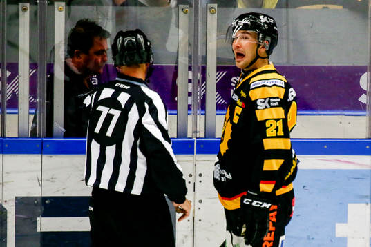 Skellefteås Jimmie Ericsson diskuterar med domare Erik
