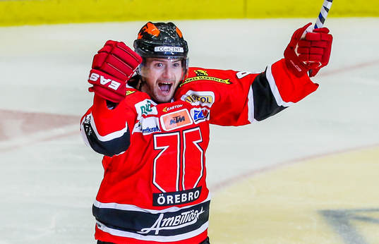 Örebros Jakub Petruzalek  jublar