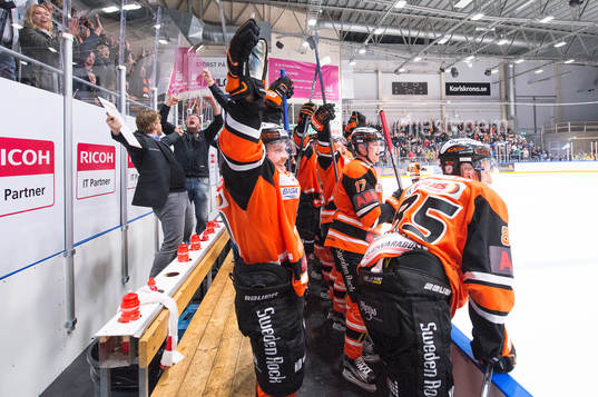 Karlskronas Mattias Guter (tv) jublar med Karlskronas  lag