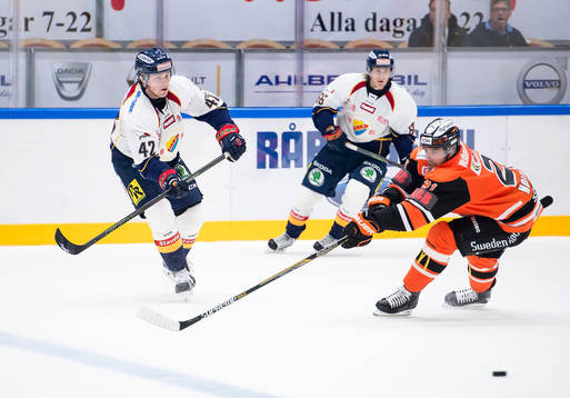 Djurgårdens Robin Press slår en passning som Karlskronas