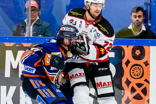 Växjös Richard Gynge får en klubba i ansiktet från