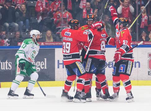 Örebros Jakub Petruzalek kvitterar till 1-1 och firar