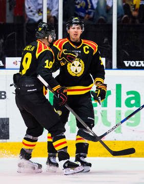 Brynäs Anton Rödin (h) jublar