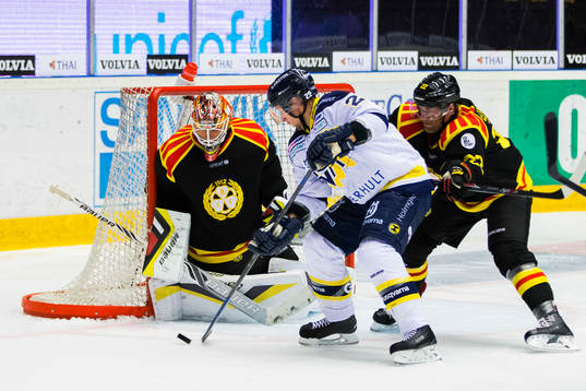 s Chris Abbott mot Brynäs målvakt Felix Sandström och