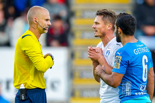 Malmös Markus Rosenberg i samtal med domaren